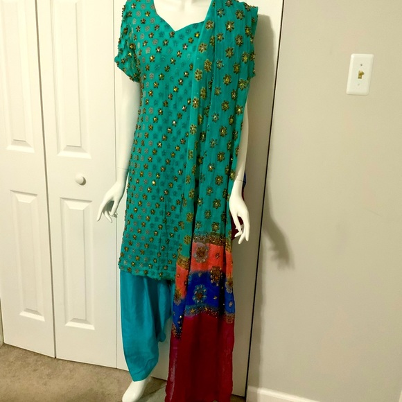 Dresses - Picture 3 of 3